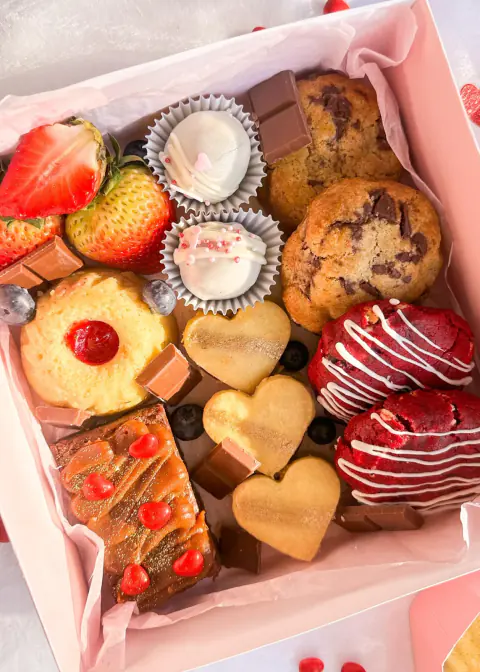 Cajita dulce de amor con galletas, trufas, brownie y fresas