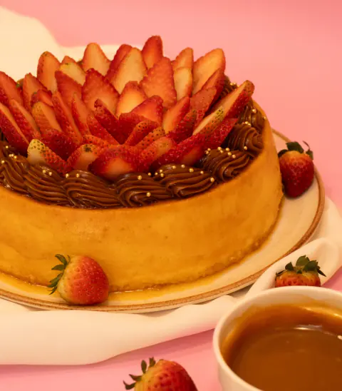 Flan de queso con arequipe y fresas frescas