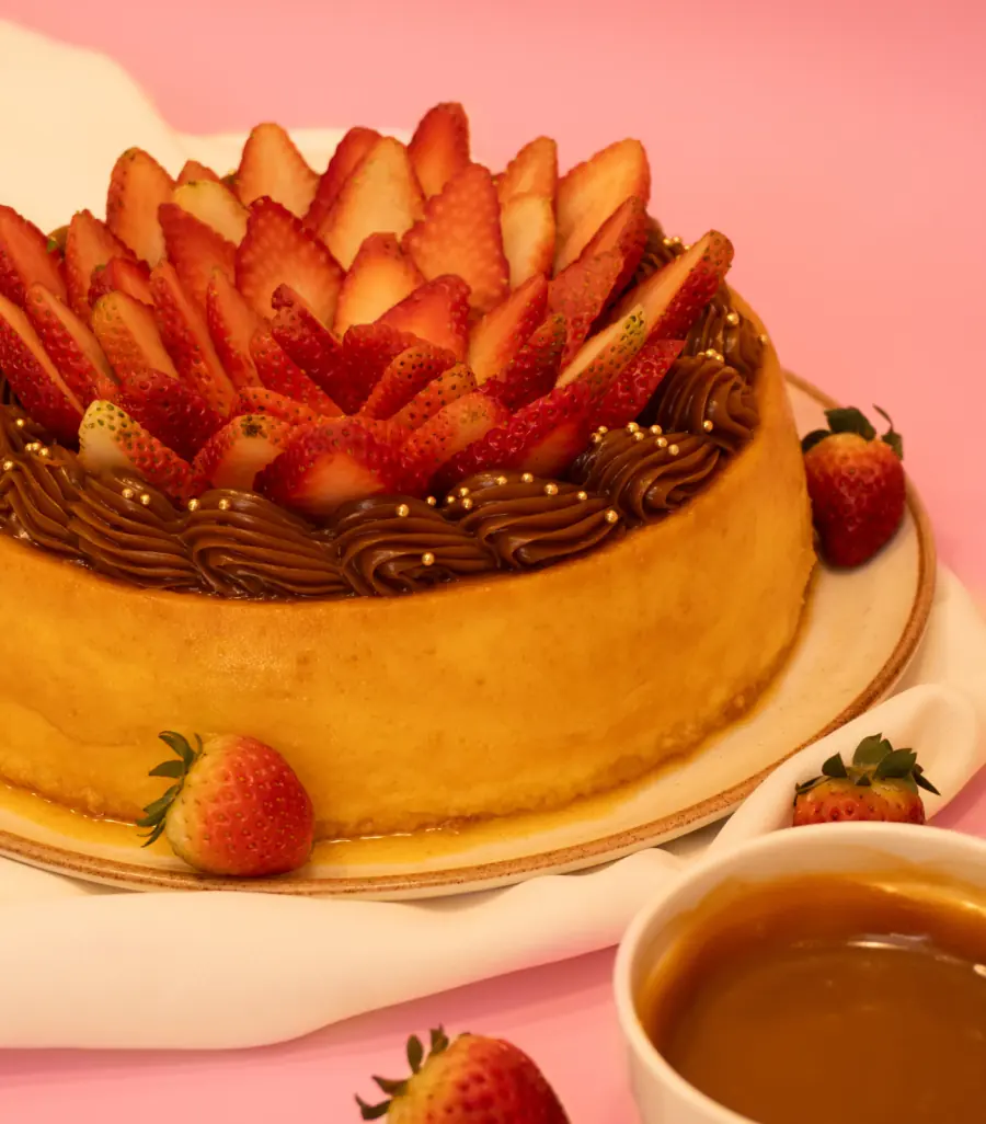 Flan de queso con arequipe y corona de fresas frescas