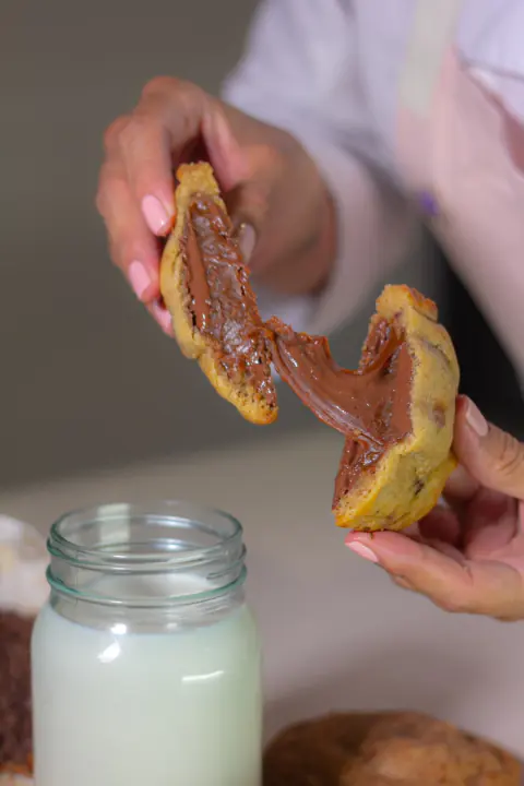 Galleta rellena de chocolate partida a la mitad