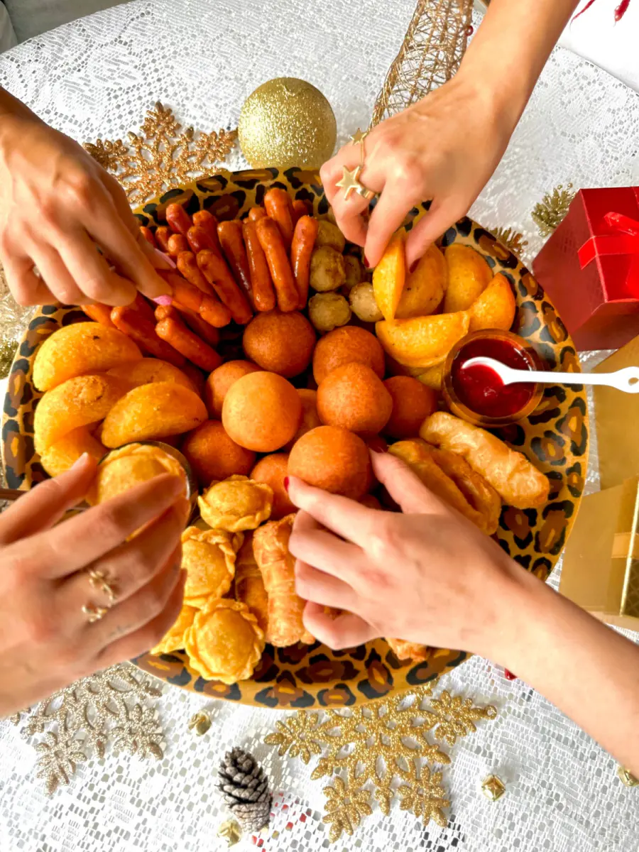 Bandeja de pasabocas fritos: empanaditas, papitas rellenas, pastelitos y buñuelos