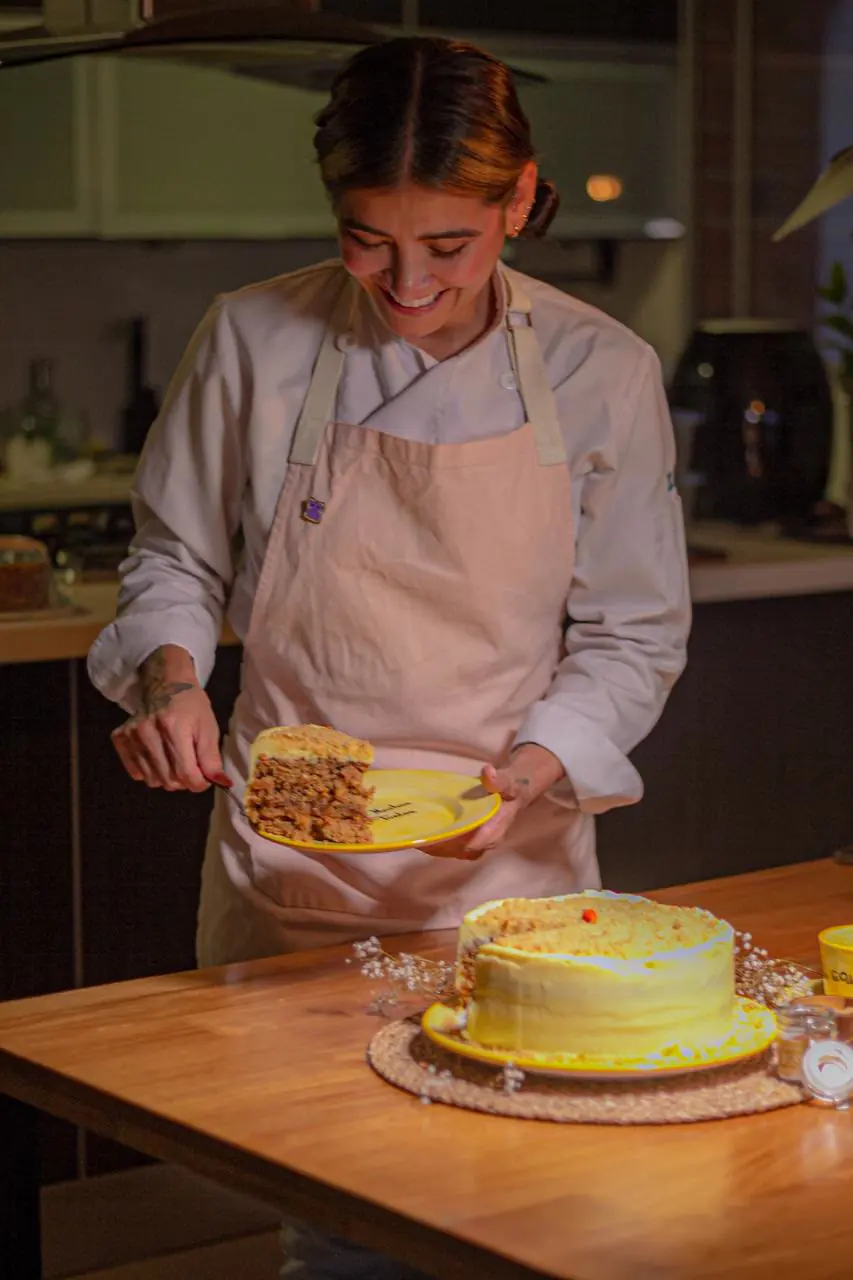 Pastelera de Deliciosas Tonterías terminando una torta en la cocina