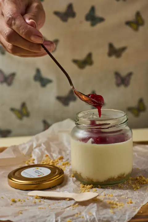 Postre en frasco con salsa de frutos rojos